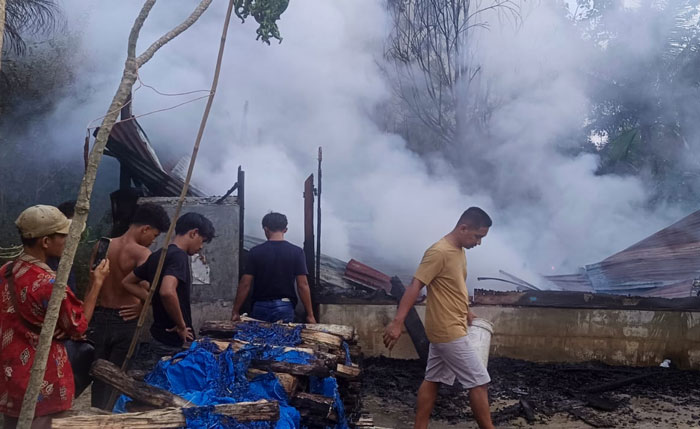 Kondisi rumah yang terbakar di Jalan utama Sidomulyo Kelurahan Bagan Sinembah Kota, Basira, Rohil.