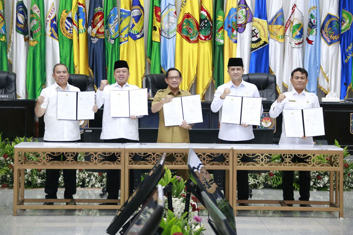 Mendagri M Tito Karnavian usai menandatangani nota kesepahaman atau Memorandum of Understanding (MoU) dengan lintas kementerian/lembaga di Jakarta