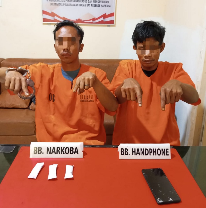 Satuan Resnarkoba Polres Kampar  berhasil  menangkap tersangka pengedar  MS (28) dan  kurir MU (28) narkoba  jenis  daun  ganja  kering  di  Jalan  Lintas Petapahan.
