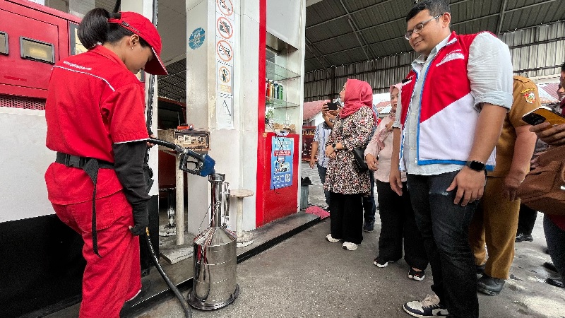 Pertamina Patra Niaga melakukan uji tera Pertamax di SPBU di Pekanbaru, Senin (17/3/2025)