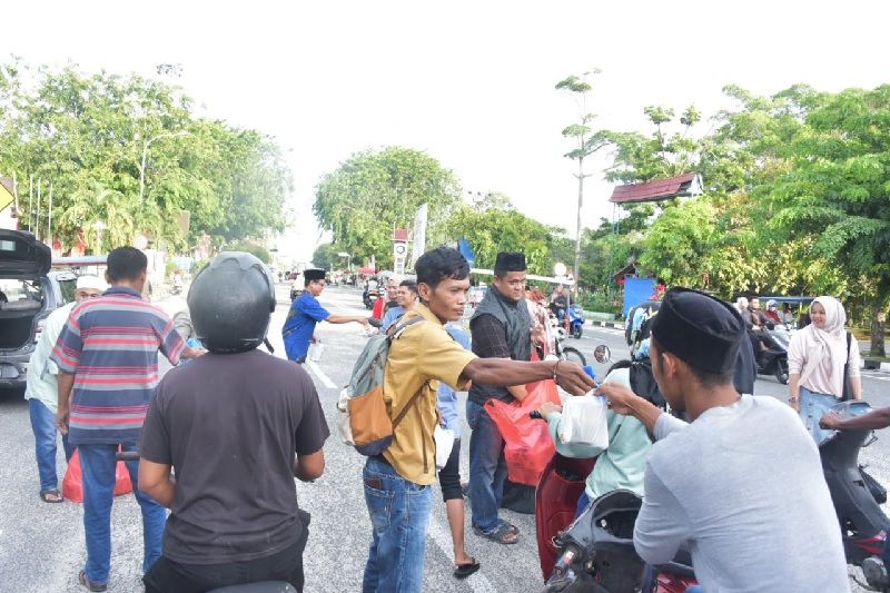 PWI Bengkalis bagi-bagi takjil kepada pengedara yang melintas .