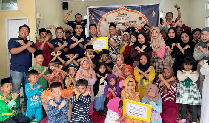 X-MOC Riau bersama sejumlah anak panti asuhan foto bersama usai penyerahan bantuan uang tunai dan sembako di Panti Asuhan Al Fajar Rumbai Pekanbaru, Ahad (16/3/2025).