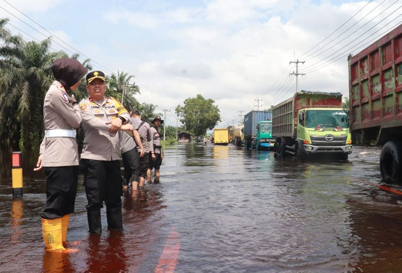 Petugas gabungan mengatur lalu lintas di Jalan Lintas Timur Km 83 Desa Kemang, Kecamatan Pangkalan Kuras, Kabupaten Pelalawan yang telah dibuka dua arah.
