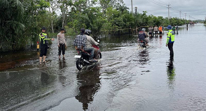Pengendara Sepeda Motor melintasi badan Jalintim Km 83 yang telah dibuka jalur dua arah setelah banjir mengalami penyurutan drastis, Selasa (18/3/2025).