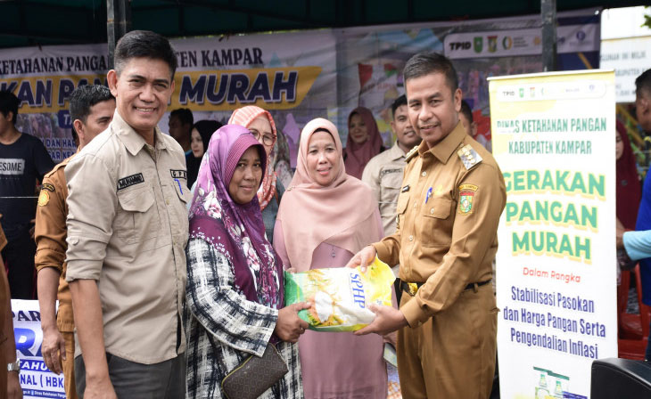 Bupati Kampar Ahmad Yuzar menghadiri Gerakan Pangan Murah di Taman Kota Bangkinang, Selasa (18/3/2025).