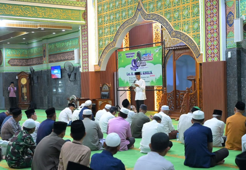 Staf Ahli Bupati Bengkalis Johansyah Syafri menyampaikan sambutan pada malam peringatan Nuzulul Qur&rsquo;an di Masjid Agung Istiqomah Bengkalis.