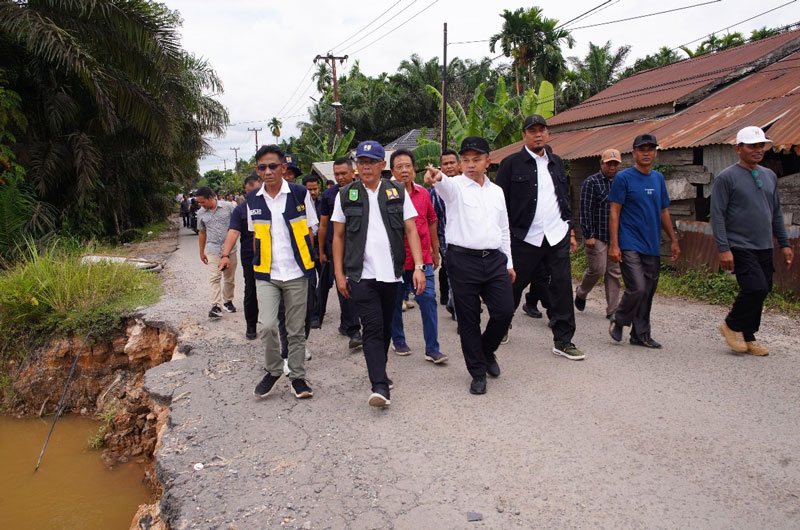 Gubri Abdul Wahid didampingi Bupati Inhu Ade Agus Hartanto dan rombongan saat meninjau kondisi jalan dan jembatan di Inhu, Ahad (16/3/2025).