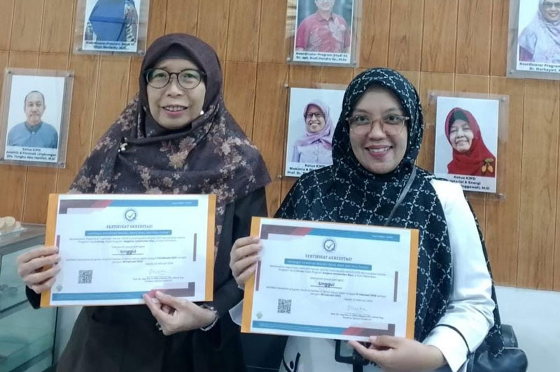 Ketua Jurusan Kimia FMIPA Unri Dr Sofia Anita MSc (kiri) dan Koordinator Prodi Sarjana (S1) Kimia Riryn Novianty MSi saat memperlihatkan sertifikat akreditasi unggul.