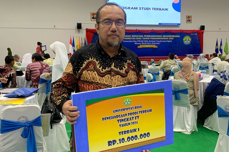 Koordinator Prodi TI FT Unri Dr Feri Candra ST MT memegang piagam penghargaan sebagai Prodi Terbaik 1 di lingkungan FT Unri dari Rektor Unri, Kamis (20/2/2025).