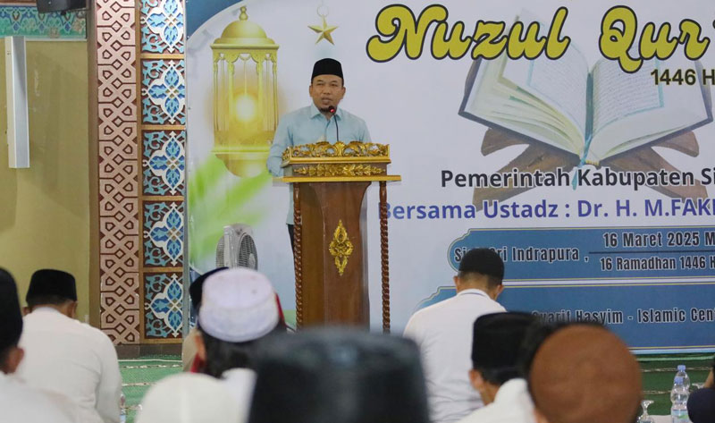 Wabup Siak Husni Merza menyampaikan sambutan pada peringatan Nuzul Qur&rsquo;an di Masjid Sultan Syarif Hasyim Islamic Center, Siak Sriindrapura, Ahad (16/3/2025).