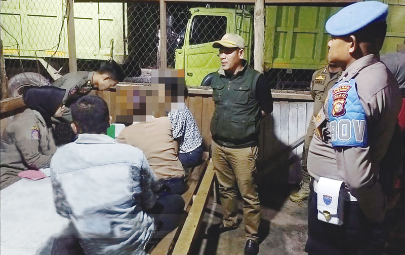 Polsek Kuantan Mudik, Satpol PP dan TNI mendata para pekerja warung remang-remang yang diamankan dalam razia gabungan, Senin (17/3/2025) dinihari.