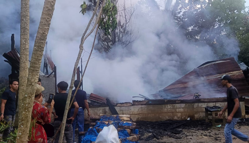Kondisi rumah yang terbakar di Kelurahan Bagan Sinembah Kota, Bagan Sinembah Raya (Basira), setelah api berhasil dipadamkan menyisakan kepulan asap putih.
