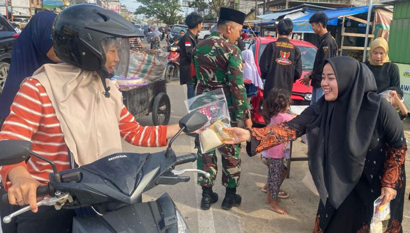 Karyawan Swichi Adhi Duri membagikan ratusan paket sembako mini untuk masyarakat yang melintas di Jalan Lintas Duri-Dumai di depan warung Swichi Adhi Duri.
