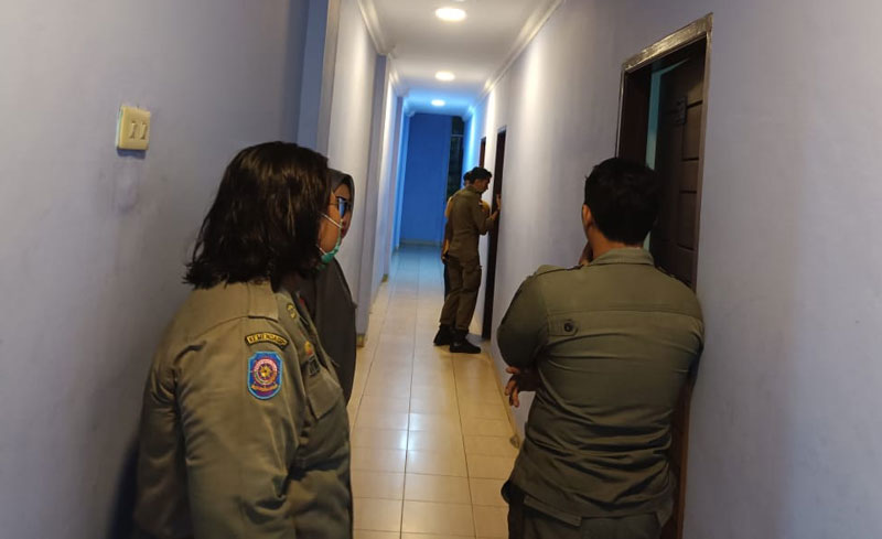 Petugas Satpol PP Pekanbaru melakukan patroli cipta kondisi di bulan suci Ramadan ke salah satu tempat penginapan di Kota Pekanbaru, Ahad (16/3/2025) malam.