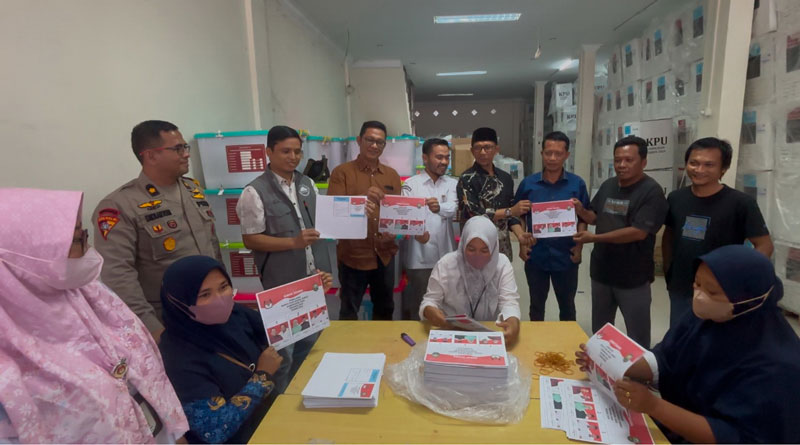 Proses pelipatan 2 ribu surat suara oleh KPU Siak di gedung logistik Jalan Sapta Taruna atau Jalan Tengku Buwang Asmara Kota Siak Sri Indrapura.