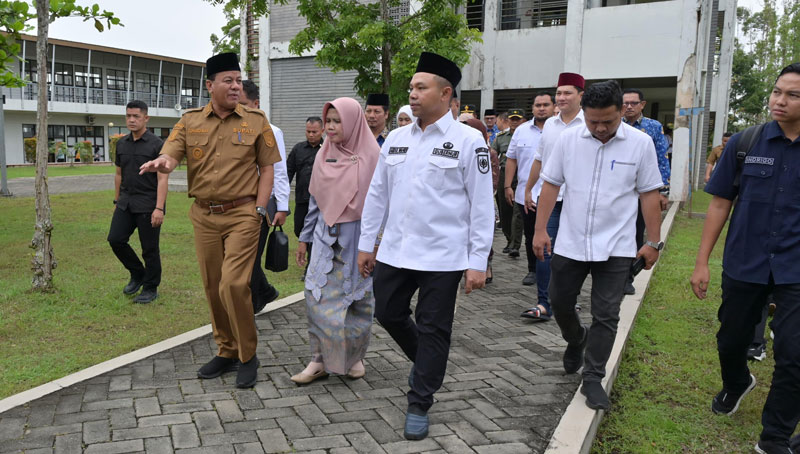 Gubri Abdul Wahid didampingi Bupati Kuansing Dr H Suhardiman Amby MM meninjau SMA Pintar Riau, Senin (17/3/2025).