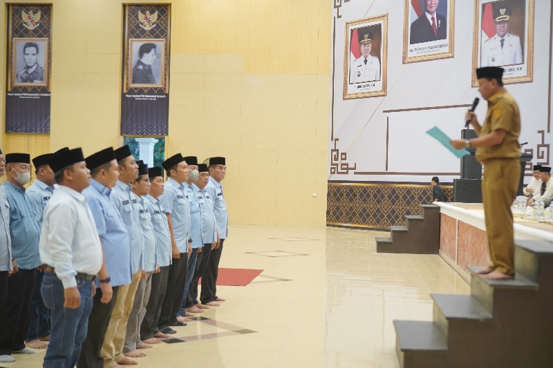 Bupati Kuansing Dr H Suhardiman Amby MM Melantik 18 orang Staf Khusus Bupati di Gedung Abdul Rauf Telukkuantan, Senin (17/3/2025) sore.