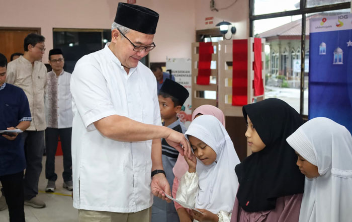 Direktur Utama PHR Regional 1 Sumatera, Ruby Mulyawan saat menyerahkan santunan anak yatim dalam agenda Safari Ramadan di Bangko, Rokan Hilir.