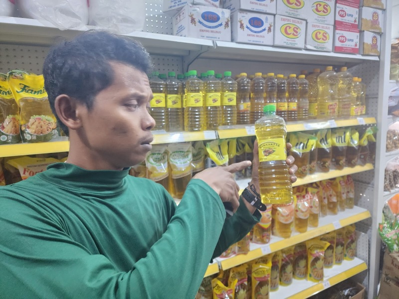 Salah seorang rekan media menunjukkan Minyakita yang kurang takaran dari hasil pengecekan beberapa waktu lalu oleh Pemkab Meranti.