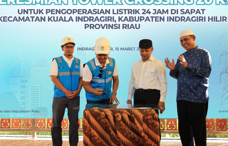 Penandatanganan prasasti peresmian Tower Crossing 20 kV oleh Gubernur Riau, H Abdul Wahid MSi (dua kanan), dan GM PLN UID Riau dan Kepri, Tonny Bellamy (dua  kiri). Didampingi Bupati Inhil Herman.