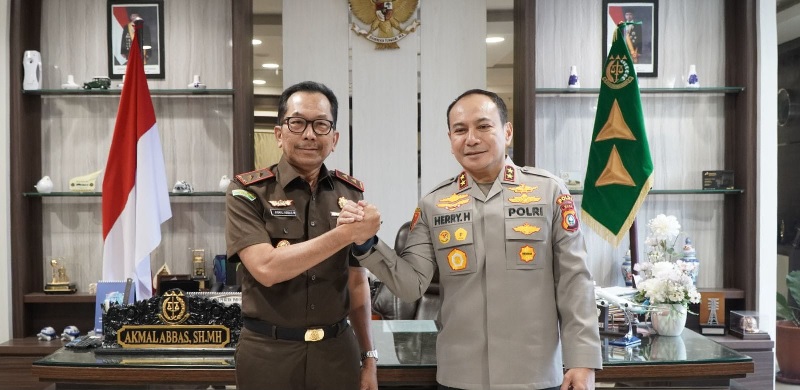 Kajati Riau Akmal Abbas dan Kapolda Riau Irjen Pol Hery Herjawan salam komando, Selasa (18/3/2025).