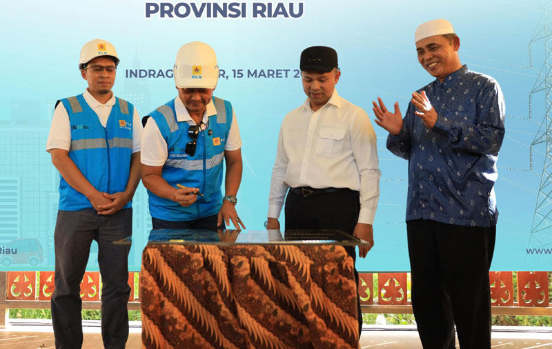 Gubernur Riau (dua kanan), GM PLN UID Riau dan Kepri (dua kiri) didampingi Bupati Indragiri Hilir (kanan) dan Manajer Unit Pelaksana Pelayanan Pelanggan Rengat (kiri) menandatangani prasasti peresmian