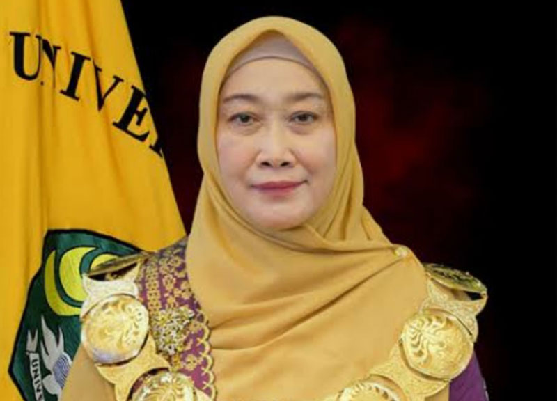 Prof Dr Hj Sri Indarti SE MSi (Rektor Universitas Riau)