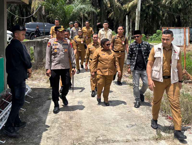 Wakil Menteri Dalam Negeri Ribka Haluk bersama Ketua KPU Siak Said Dharma Setiawan, Plh Sekdakab Fauzi Asni, dan Kapolres Siak AKBP Eka Ariandy Putra SH SIK berjalan menuju TPS 03 Buantan Besar.