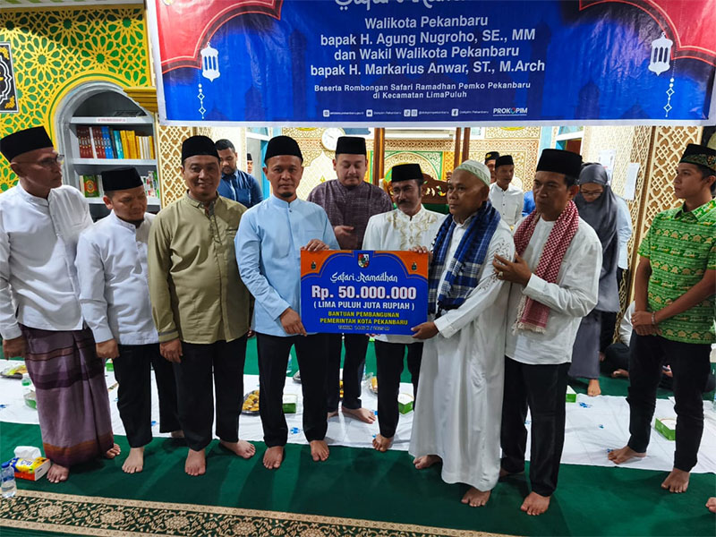 Wako Pekanbaru Agung Nugroho didampingi Wawako Markarius Anwar memberikan bantuan pada pengurus masjid saat Safari Ramadan di Masjid Al Mubarokah Jalan Tanjung Batu, Kelurahan Pesisir Kecamatan Limapu