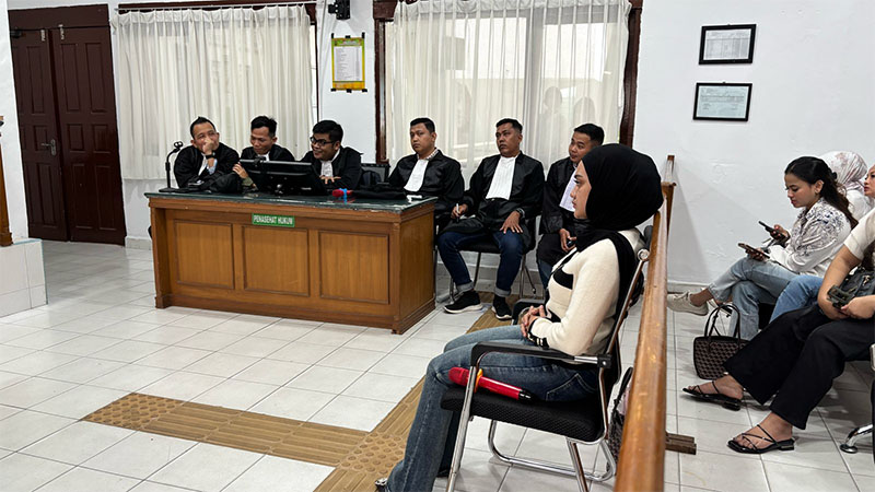 Cut Salsa mendengarkan putusan majelis hakim pada sidang vonis perkara penganiayaannya di PN Pekanbaru, Rabu (19/3/2025).