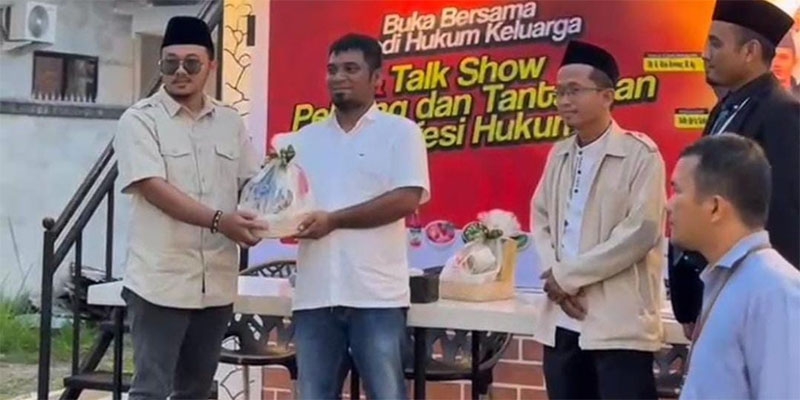 Prodi HKI STAIN Bengkalis menggelar Ramadan Berbagi Keberkahan yang diisi dengan talk show, pembagian 50 paket sembako dan buka puasa bersama, di Cafe Qeela, Jalan Pertanian Bengkalis, Selasa (18/3)