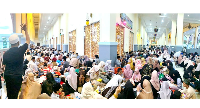 Ribuan pegawai dan masyarakat buka puasa bersama Bupati dan Wabup Anton dan H Syafaruddin Poti di Selasar MAIC Rohul. Selasa (18/3/2025).