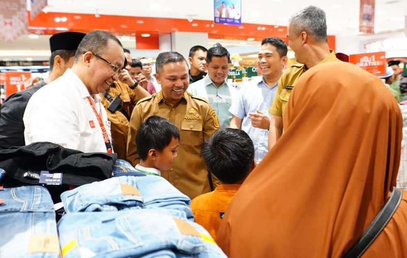 Gubri Abdul Wahid ikut memilihkan baju untuk anak yatim dan Duafa saat kegiatan di salah satu mal di Pekanbaru, Selasa (18/3/2025).