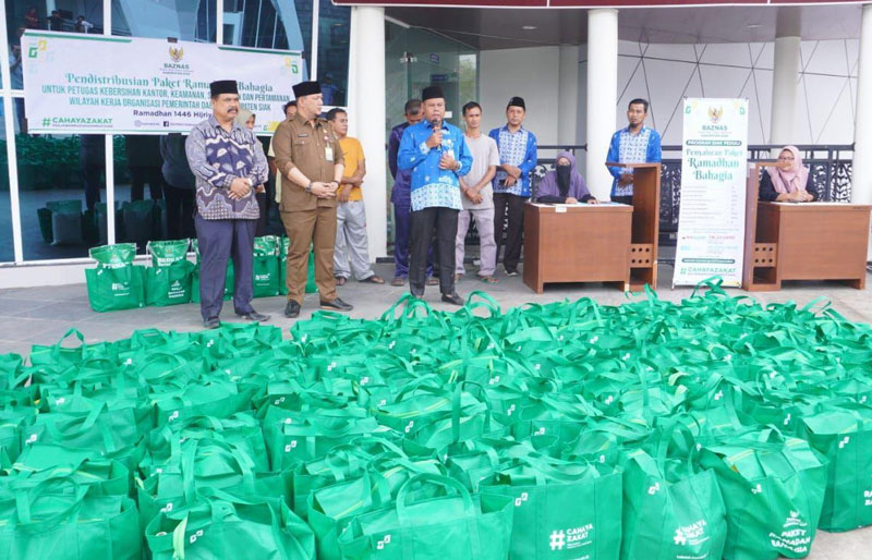 Asisten III Setdakab Siak Rozi Chandra dan Komisioner Baznas Siak Rozikin saat akan menyalurkan paket sembako Gemar Siak berzakat di Kantor Baznas Siak.