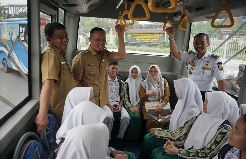 Wali Kota Pekanbaru Agung Nugroho (tengah) didampingi Kadishub Yuliarso (kanan) dan Kadisdik Abdul Jamal (kiri) berbincang dengan pelajar dan guru di dalam bus TMP.