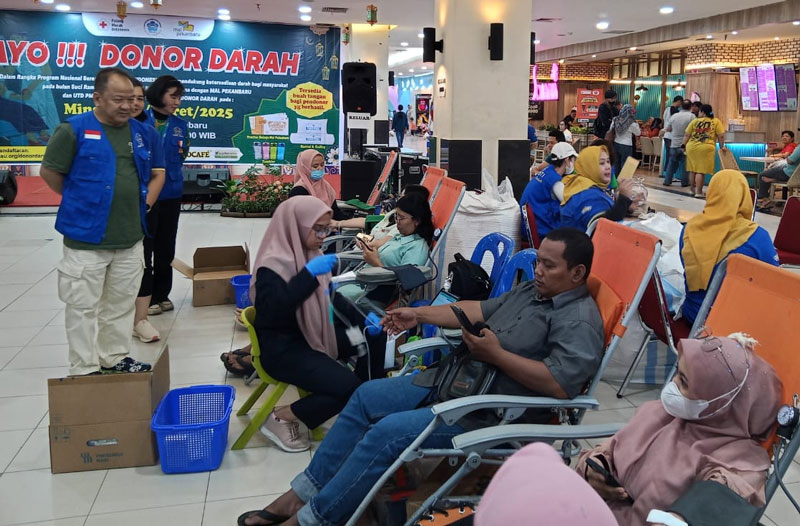 Ketua Harian PSMTI Riau Jailani Tan (depan berjaket biru) meninjau pelaksanaan donor darah di Mal Pekanbaru, Ahad (16/3/2025) malam.
