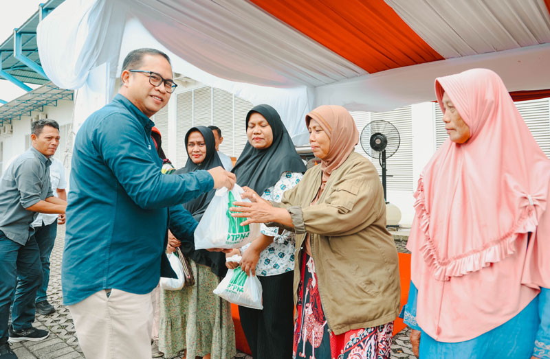 SEVP Business Support PTPN IV Regional III Bambang Budi Santoso menyerahkan sembako murah kepada warga di Venue Tenis Region Office, Jalan Rambutan,  Pekanbaru.