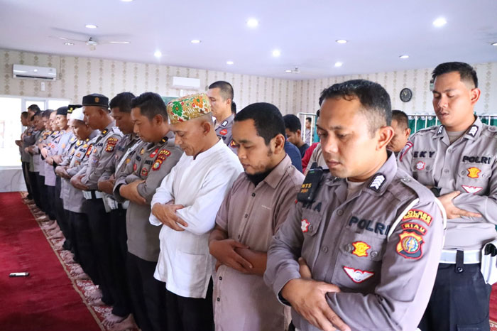 Pelaksanaan salat ghaid digelar personil polisi di lingkungan Polres Rohil di Masjid Al Ikhlas, Ujung Tanjung.