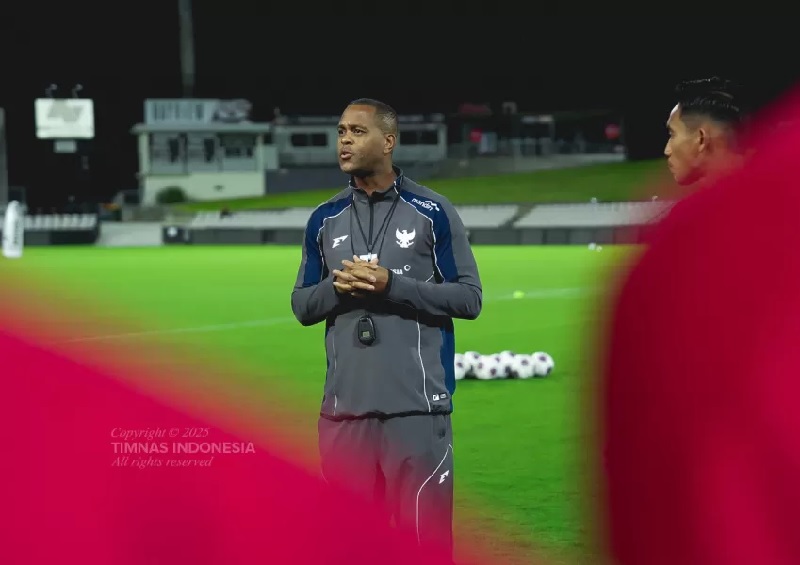 Pelatih Timnas Indonesia, Patrick Kluivert memimpin latihan resmi timnya jelang menghadapi Australia besok (20/3).