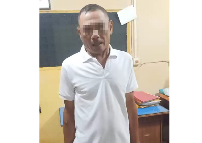 Oknum jukir berinisial HJ (52) saat diamankan di Polsek Bukit Raya Pekanbaru, Rabu (19/3/2025).
