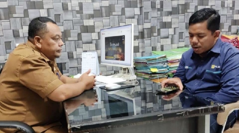 Petugas PLN ULP Bengkalis sedang berkonsultasi dengan BPKAD terkait dengan pembayaran PJU di Kabupaten Bengkalis, Rabu (19/3/2025).
