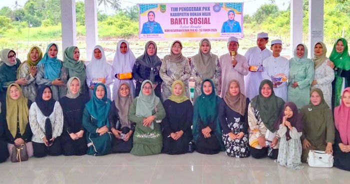 Ketua TP PKK Rohil Hj Basyariah, Wakil Ketua TP PKK Rohi Indah Septiani SAB foto bersama jajaran pengurus, pimpinan Ponpes As Sunnah.