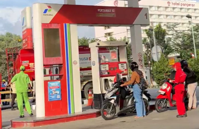 Petugas SPBU di Jalan Sudirman Pekanbaru melayani konsumen yang membeli bahan bakar minyak (BBM).