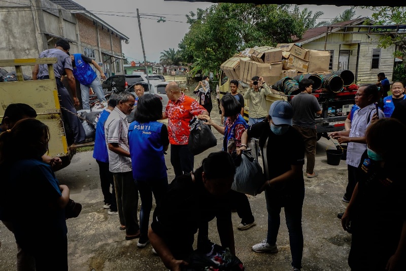 PSMTI bersama Kominda, APPBI, IMA menyalurkan bantuan berupa alat bersih-bersih paska banjir di lokasi terdampak di Jalan Tirtonadi, Gang Duyung, Kelurahan Sri Meranti, Kecamatan Rumbai, Pekanbaru.