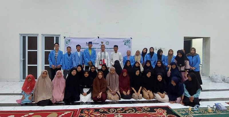 Pengurus Mahasiswa BCB UIN Suska Riau bersama Pembina Prof Dr Edi Erwan, berfoto bersama anak asuh Panti Asuhan As-Shohwah Pekanbaru pada Senim (17/3/2025) petang.