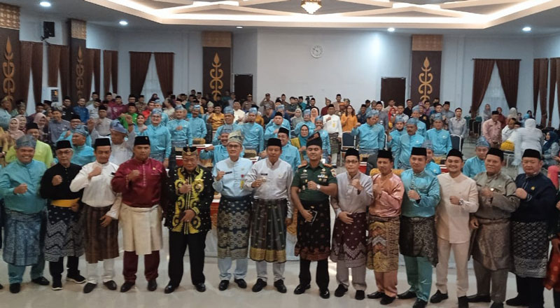 Ketua DPRD Inhu Sabtu Pradansyah Sinurat dan anggota, pose bersama Wakil Bupati Inhu Hendrizal, serta undangan lainnya usai Rapat Paripurna Istimewa Hari Jadi ke-69 Kabupaten Inhu.