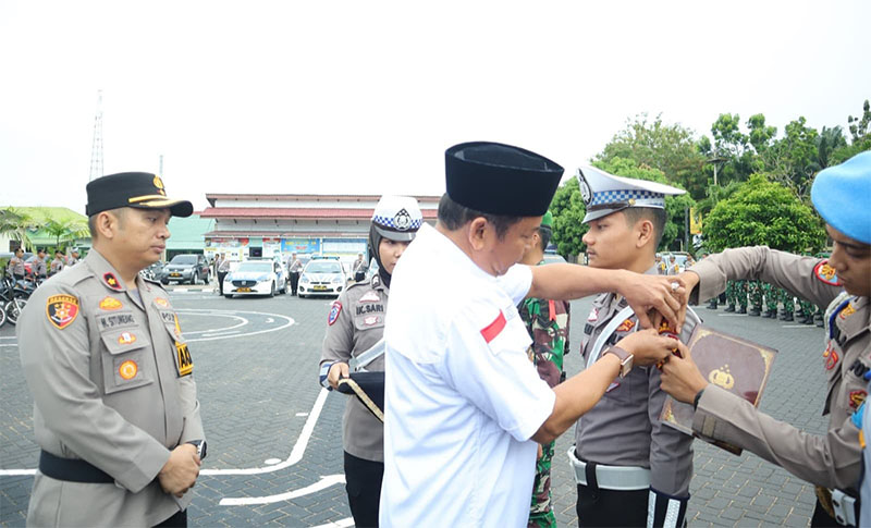 Wabup Inhu, Ir H Hendrizal MSI didampingi Waka Polres Kompol Manapar Situmeang memasang pita tanda dimulainya Operasi Ketupat Lancang Kuning 2025, Kamis (20/3/2025).