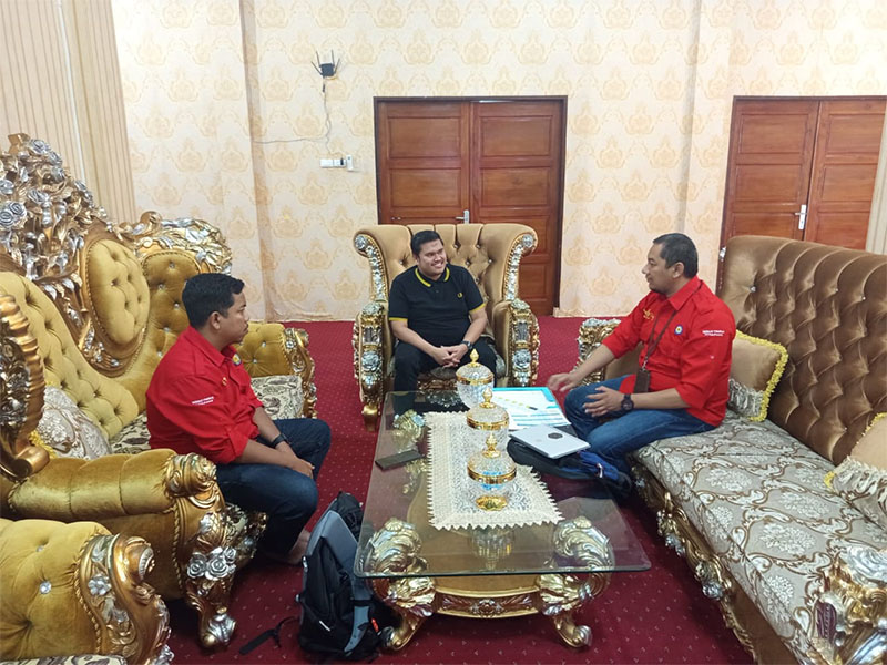 Manajer PLN ULP Bengkalis Muhammad Ashqalani melakukan komunikasi bersama Ketua DPRD Septian Nugraha di rumah dinasnya di Jalan Antara, Bengkalis, Rabu(19/3/2025).