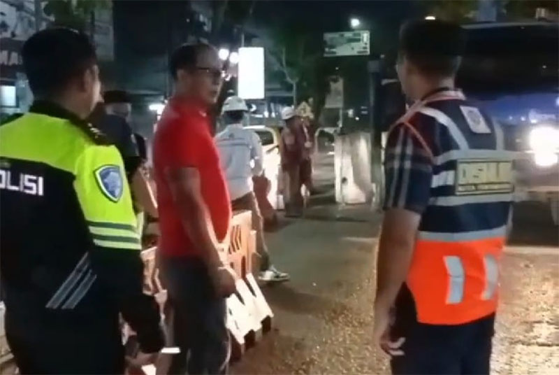 Dishub bersama Satlantas Polresta Pekanbaru melakukan rekayasa lalu lintas Jalan Riau-Kayu Manis dengan water barrier dari semen dengan panjang lebih kurang 40 meter, Kamis (20/3/2025)