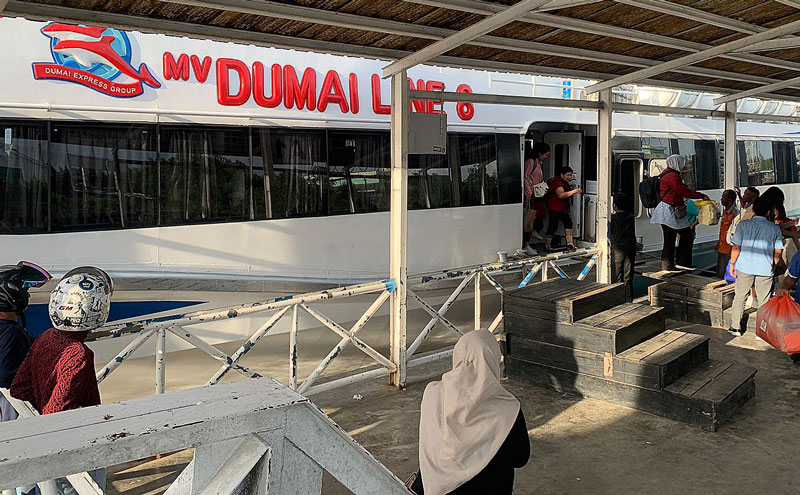 Aktivitas penumpang dan armada di Pelabuhan Tanjung Harapan, Rabu (19/3/2025).&nbsp;